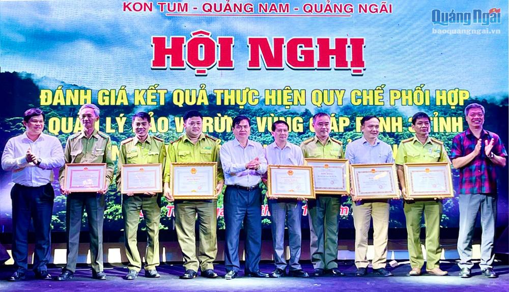 Lãnh đạo 3 tỉnh Kon Tum, Quảng Nam, Quảng Ngãi tặng Bằng khen của Chủ tịch UBND 3 tỉnh cho các tập thể, cá nhân có thành tích xuất sắc trong việc thực hiện Quy chế phối hợp quản lý bảo vệ rừng vùng giáp ranh, giai đoạn 2020 - 2022.