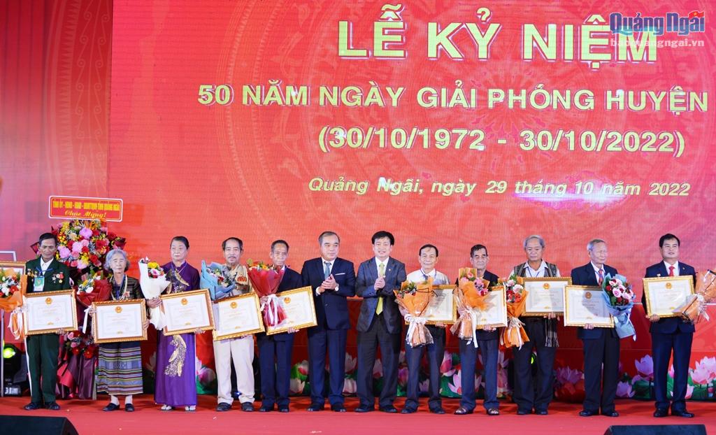 Các cá nhân đón nhận Bằng khen của UBND tỉnh vì có thành tích trong quá trình xây dựng và phát triển huyện Ba Tơ nhân kỷ niệm 50 năm Ngày Giải phóng huyện Ba Tơ.