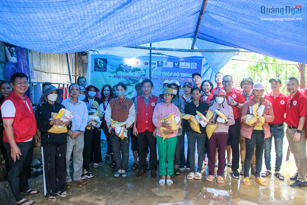 Trao 150 suất quà cho các gia đình bị ảnh hưởng thiên tai tại huyện Minh Long
