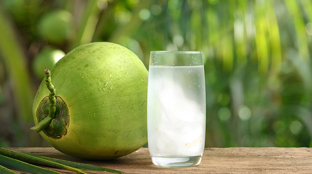 Nước dừa giúp bù nước và cân bằng điện giải cho người bị sốt xuất huyết.