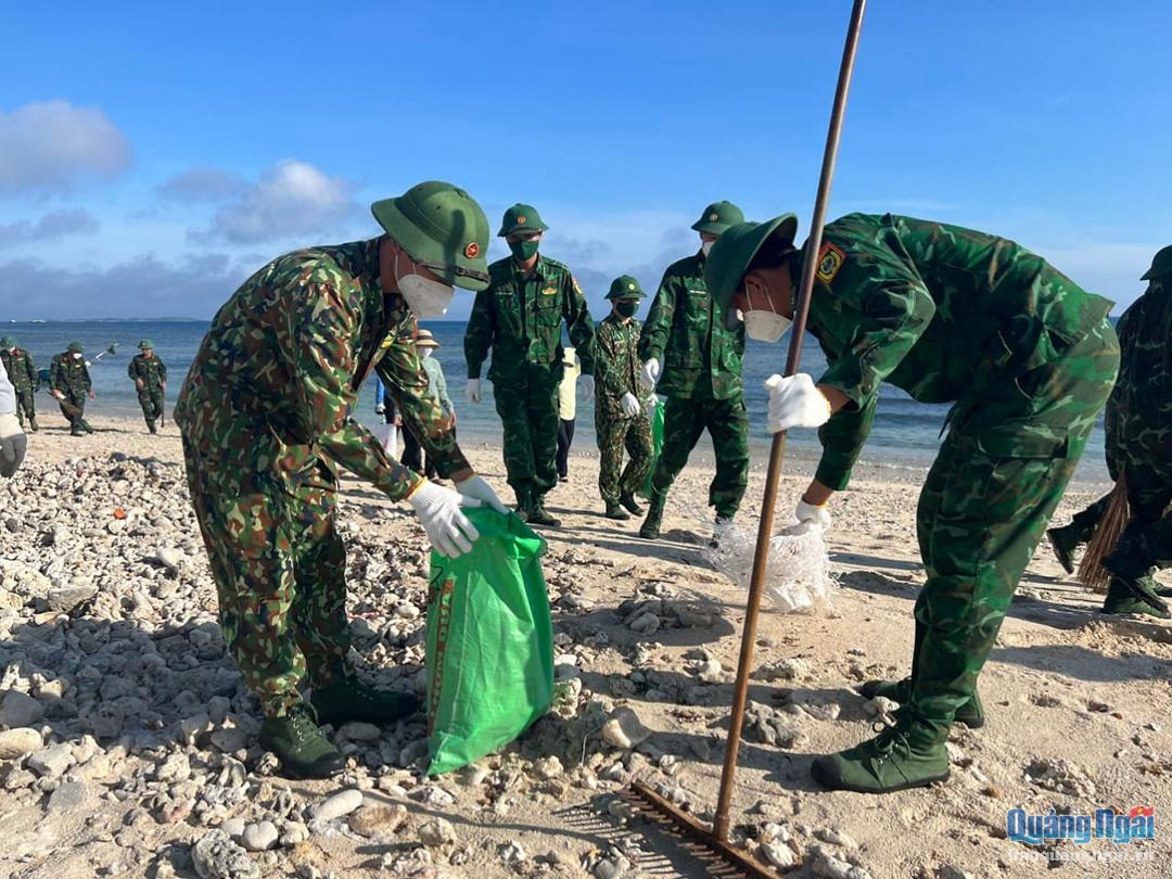 Các lực lượng vũ trang tham gia thu gom rác thải dọc bờ biển đảo Lý Sơn. Ảnh: TL
