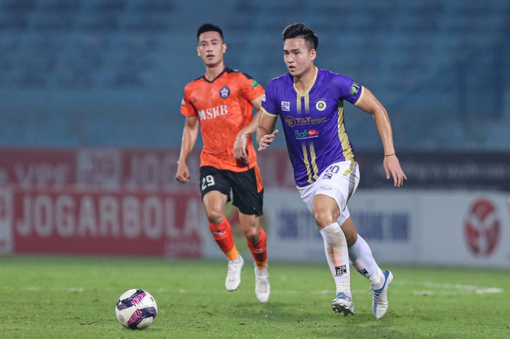 Văn Quyết và Hùng Dũng ghi bàn, Hà Nội FC chiếm lại ngôi đầu V-League