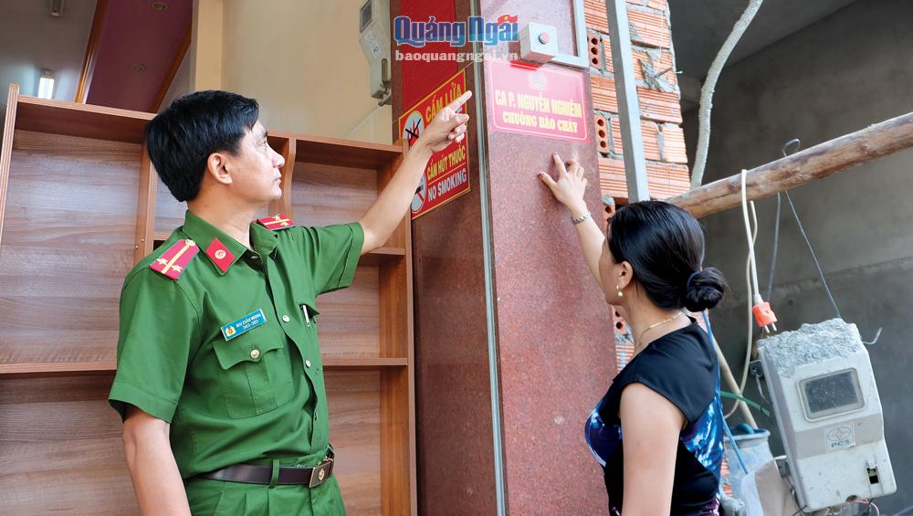 Công an phường Nguyễn Nghiêm (TP.Quảng Ngãi) hướng dẫn người dân ở tổ dân phố 3 kỹ năng về phòng cháy, chữa cháy.