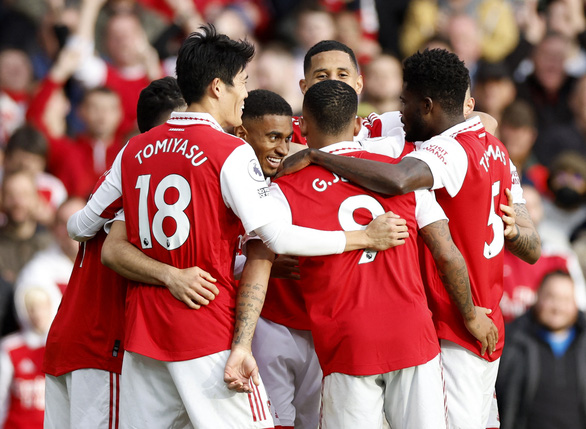 'Hủy diệt' Nottingham, Arsenal đòi lại ngôi đầu từ tay Man City