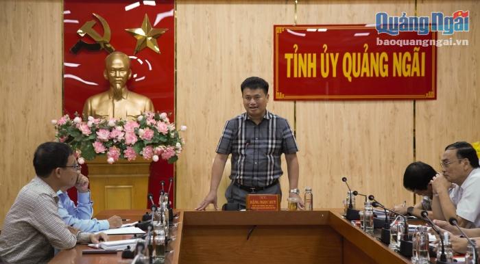 Phó Bí thư Thường trực Tỉnh ủy, Trưởng đoàn ĐBQH tỉnh Đặng Ngọc Huy phát biểu tại cuộc họp.