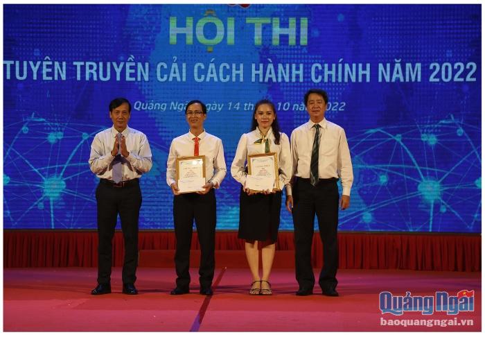 Lãnh đạo Đài Phát thanh Truyền hình Quảng Ngãi cùng Sở VH-TT&DL trao giải Nhì cho các phần thi.
