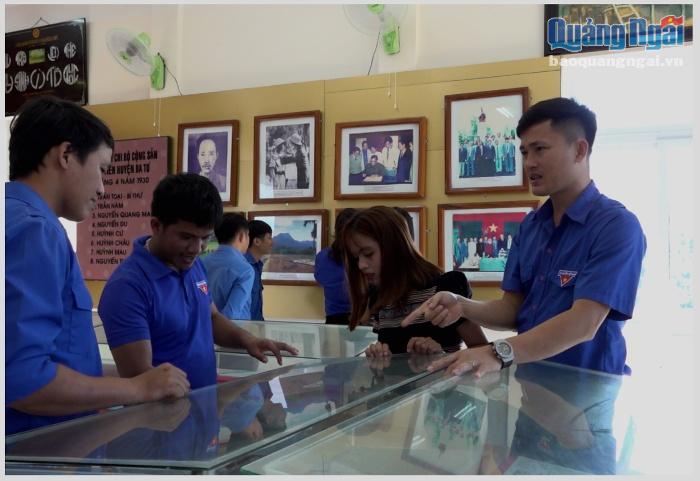 Phòng Truyền thống tại Trung tâm Truyền thông - Văn hóa - Thể thao huyện Ba Tơ thu hút nhiều thế hệ trẻ đến tham quan, tìm hiểu về lịch sử của Ngày giải phóng huyện Ba Tơ. 