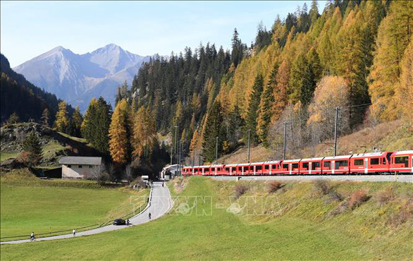 Đoàn tàu chở khách dài nhất thế giới thực hiện hành trình trên cung đường Albula - Bernina ở Thụy Sĩ, ngày 29-10-2022 - Ảnh: THX/TTXVN