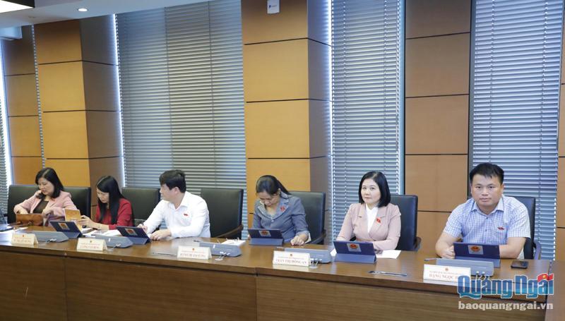 Đoàn ĐBQH tỉnh Quảng Ngãi tham dự phiên họp chiều 1/11. Ảnh: Qh