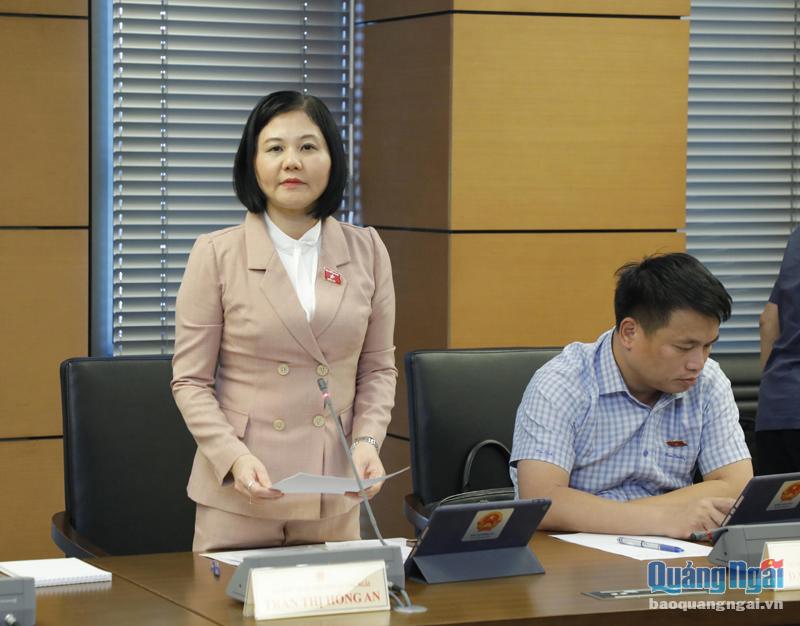 Ủy viên Thường trực Ủy ban Đối ngoại của Quốc hội Trần Thị Hồng An - Đoàn ĐBQH tỉnh Quảng Ngãi tham gia ý kiến tại phiên họp. Ảnh: QH