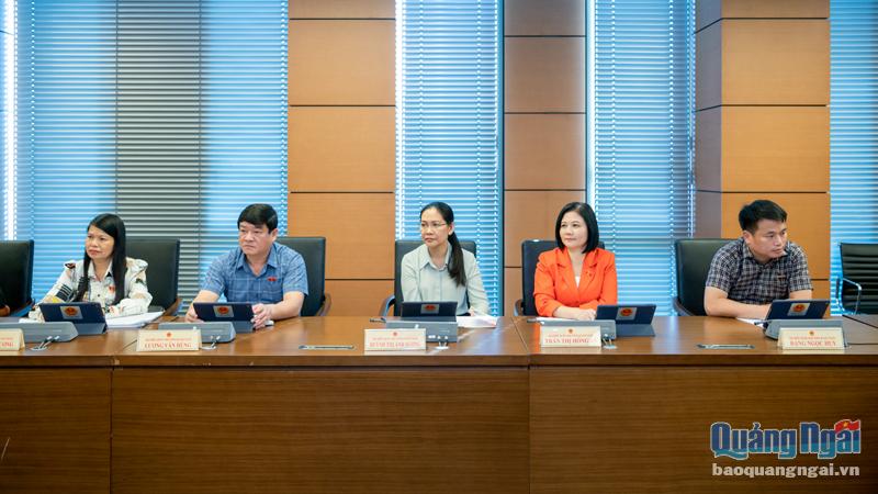 Đoàn ĐBQH tỉnh Quảng Ngãi dự phiên thảo luận tại tổ, sáng 2/11. Ảnh: PV