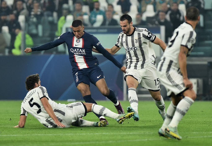 Các hậu vệ Juventus không ngăn được Mbappe đi bóng và ghi bàn.