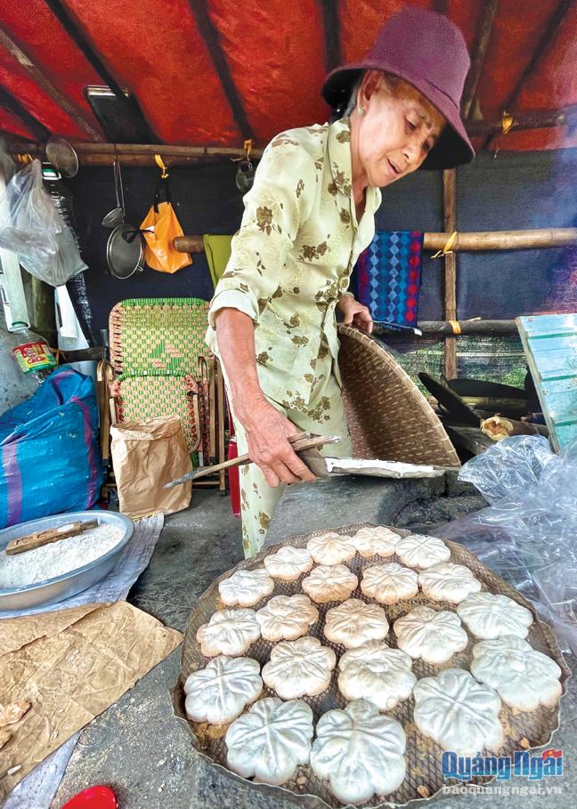 Người dân xã Hành Tín Đông (Nghĩa Hành) làm bánh mì xốp phục vụ thị trường tết Quý Mão 2023. 
