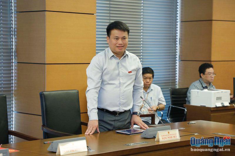 Phó Bí thư Thường trực Tỉnh ủy, Trưởng đoàn ĐBQH tỉnh Quảng Ngãi Đặng Ngọc Huy phát biểu tại phiên thảo luận. ẢNH: PV