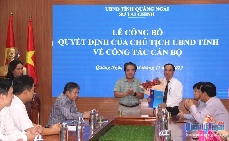 Phó Chủ tịch UBND tỉnh Võ Phiên trao quyết định và chúc mừng Phó Giám đốc Sở Tài chính Phan Đình Trung.