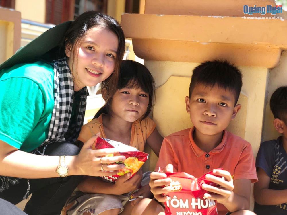 Chủ nhiệm Câu lạc bộ Tình nguyện Hải Âu Xanh Huỳnh Thị Như Yến tặng quà cho trẻ em ở huyện Trà Bồng.                  ẢNH: DƯƠNG NỮ