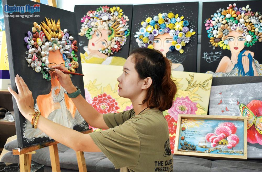 Tác phẩm tranh nghệ thuật làm từ vật liệu thiên nhiên của chị Nguyễn Thị Thảo Ly được khách hàng trong và ngoài nước yêu thích.               Ảnh: Mỹ Duyên
