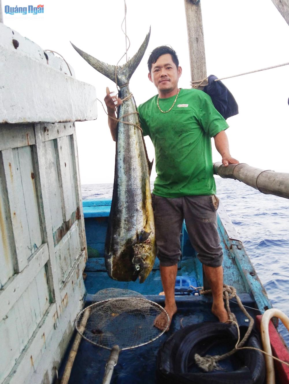 Ngư dân Nguyễn Đình Đệ phấn khởi sau chuyến đánh bắt hải sản trên biển.                                                                                                                       Ảnh: PV