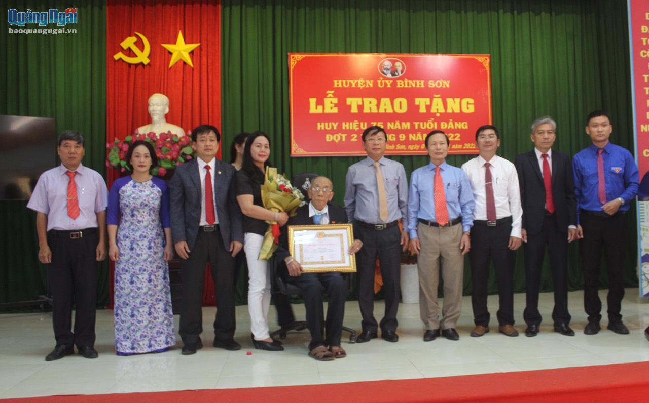 Các đồng chí lãnh đạo Tỉnh, huyện và xã chụp hình lưu niện cùng đồng chí Trần Suyền