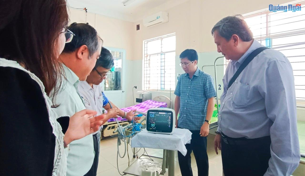 Trao tặng thiết bị y tế cho Trung tâm Y tế huyện Trà Bồng
