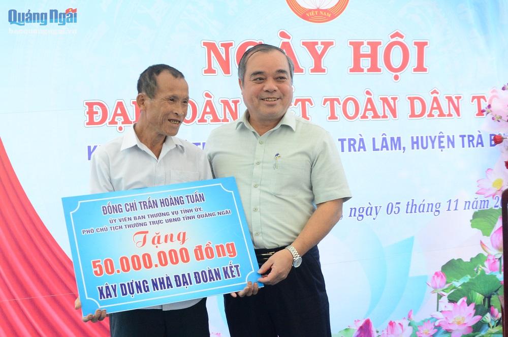 Phó Phó Chủ tịch Thường trực UBND tỉnh Trần Hoàng Tuấn đã trao 50 triệu đồng hỗ trợ xây dựng nhà đại đoàn kết cho gia đình ông Hồ Văn Vương.