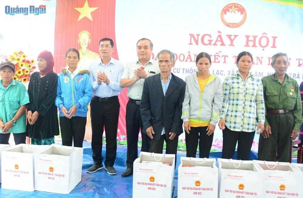  Phó Chủ tịch Thường trực UBND tỉnh Trần Hoàng Tuấn và Phó Chủ tịch Ủy ban MTTQ Việt Nam tỉnh Trần Hòa trao quà cho người dân. 