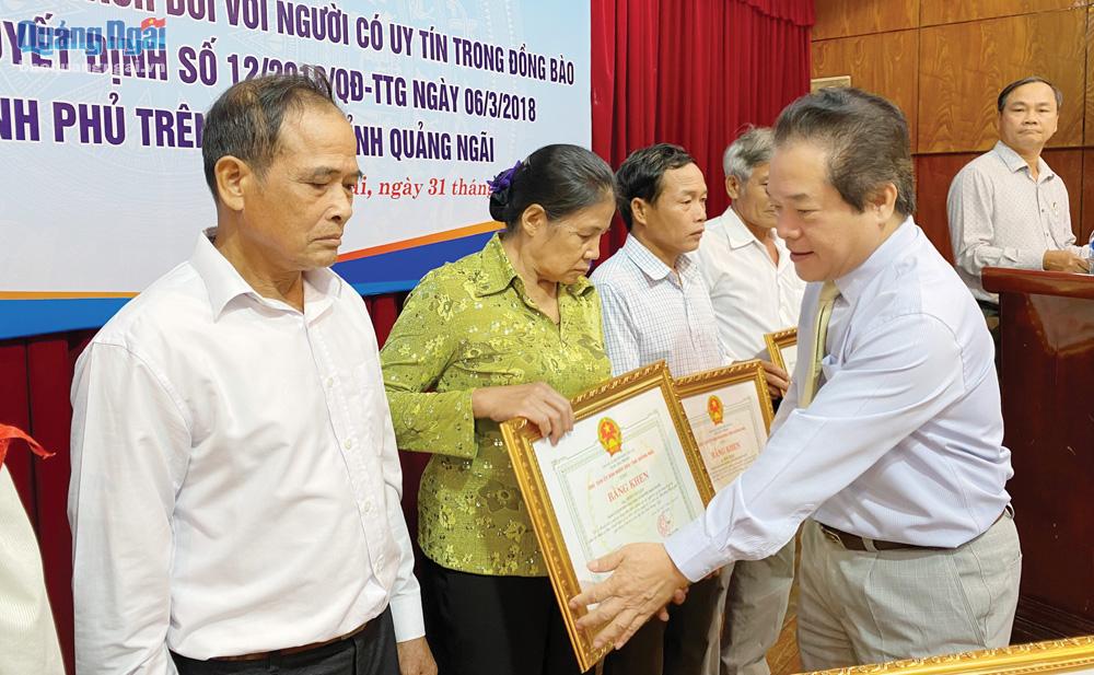 Phó Chủ tịch UBND tỉnh Võ Phiên trao Bằng khen của Chủ tịch UBND tỉnh cho người có uy tín tiêu biểu trong đồng bào dân tộc thiểu số.