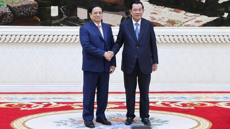 Thủ tướng Hun Sen đón Thủ tướng Phạm Minh Chính trước khi bắt đầu lễ đón chính thức. (Ảnh: VGP/Nhật Bắc)