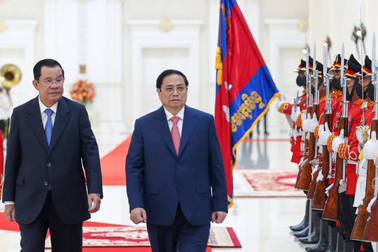 Hai Thủ tướng duyệt Đội danh dự Quân đội Campuchia. Ảnh: VGP