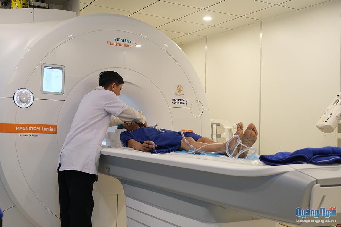 Chị Tím được chụp MRI sọ - xoang để tầm soát các bệnh lý ở não 