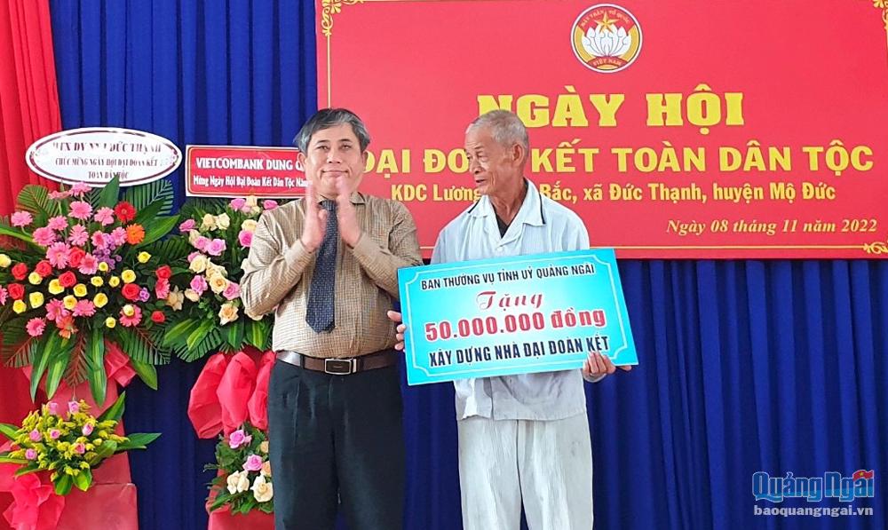 Ủy viên Ban Thường vụ, Trưởng ban Tổ chức Tỉnh ủy Lữ Ngọc Bình trao hỗ trợ xây dựng nhà đại đoàn kết cho ông Phạm Văn Năm. 