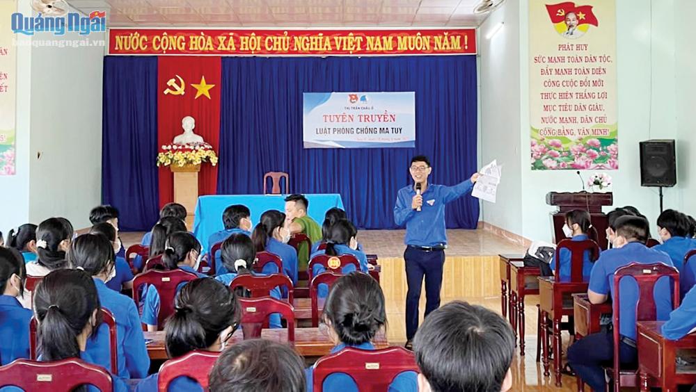 Đoàn Thanh niên thị trấn Châu Ổ (Bình Sơn) tuyên truyền Luật Phòng, chống ma túy cho đoàn viên, thanh niên. 