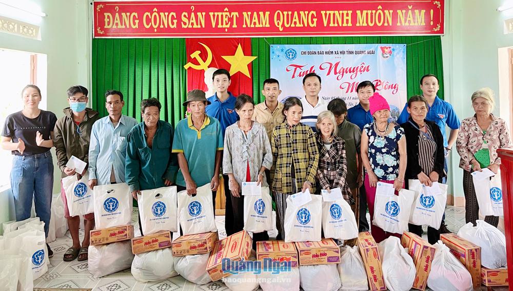 Chi đoàn bảo hiểm xã hội tỉnh trao quà cho người nghèo xã Sơn Mùa (Sơn Tây). 