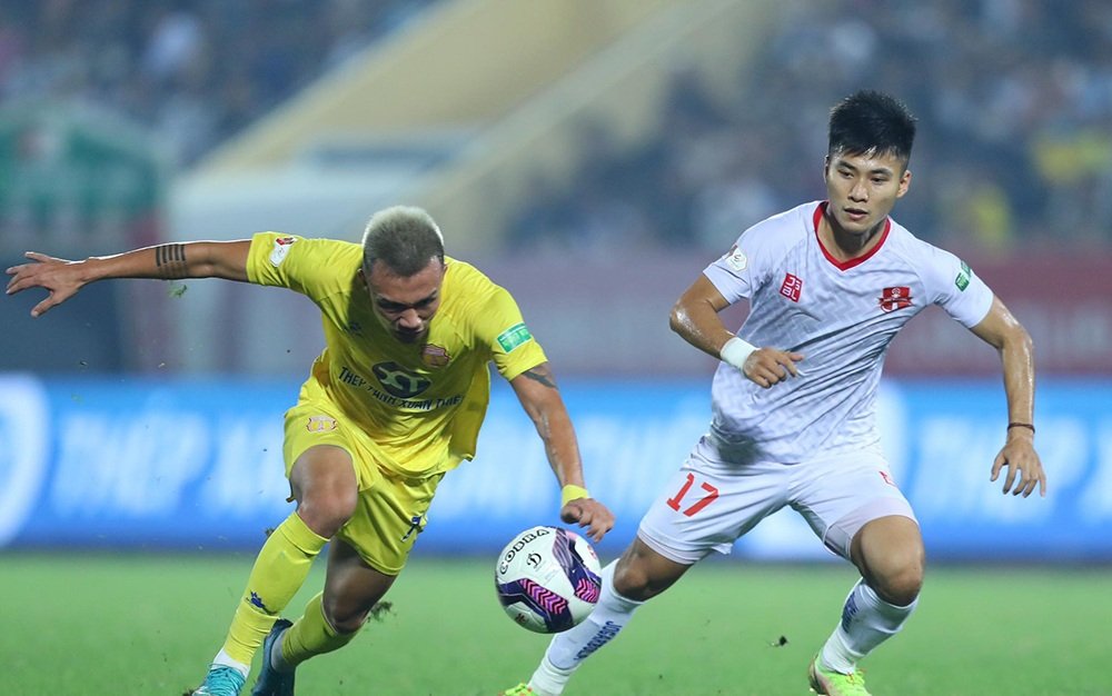  Hải Phòng FC (áo trắng) có chiến thắng tối thiểu trước Nam Định FC.