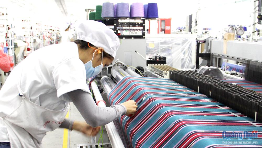 Dây chuyền sản xuất vải sợi xuất khẩu của Công ty TNHH Tân Mahang Việt Nam (KCN VSIP Quảng Ngãi).