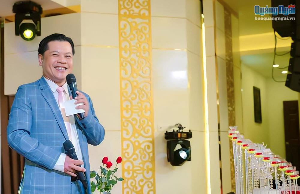 Ngoài những giờ dạy, thầy giáo Hà Như Thu còn tham gia dẫn chương trình tại các tiệc cưới, chương trình, sự kiện... để lại những ấn tượng tốt đẹp trong lòng người dự.                                    Ảnh: NVCC