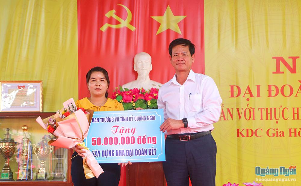 Trao 50 triệu đồng hỗ trợ xây dựng nhà “Đại đoàn kết” cho hộ gia đình có hoàn cảnh khó khăn tại xã Tịnh Hòa.