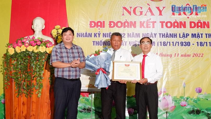 Phó Chủ tịch Ủy ban MTTQ Việt Nam tỉnh Bùi Đức Thọ trao Bằng khen cho khu dân cư Nga Mân.