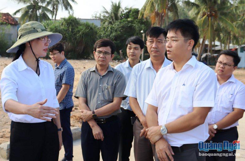 Ủy viên Trung ương Đảng, Bí thư Tỉnh ủy, Chủ tịch HĐND tỉnh Bùi Thị Quỳnh Vân trao đổi với lãnh đạo TX.Đức Phổ.
