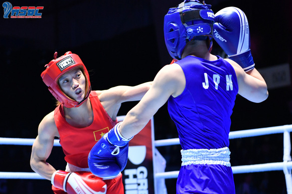 Nguyễn Thị Tâm (bìa trái) trong trận chung kết với Tsukimi Namiki (Nhật Bản) - Ảnh: Liên đoàn Boxing châu Á