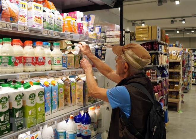 Người dân mua sắm tại một siêu thị ở Rome, Italy. Ảnh minh họa