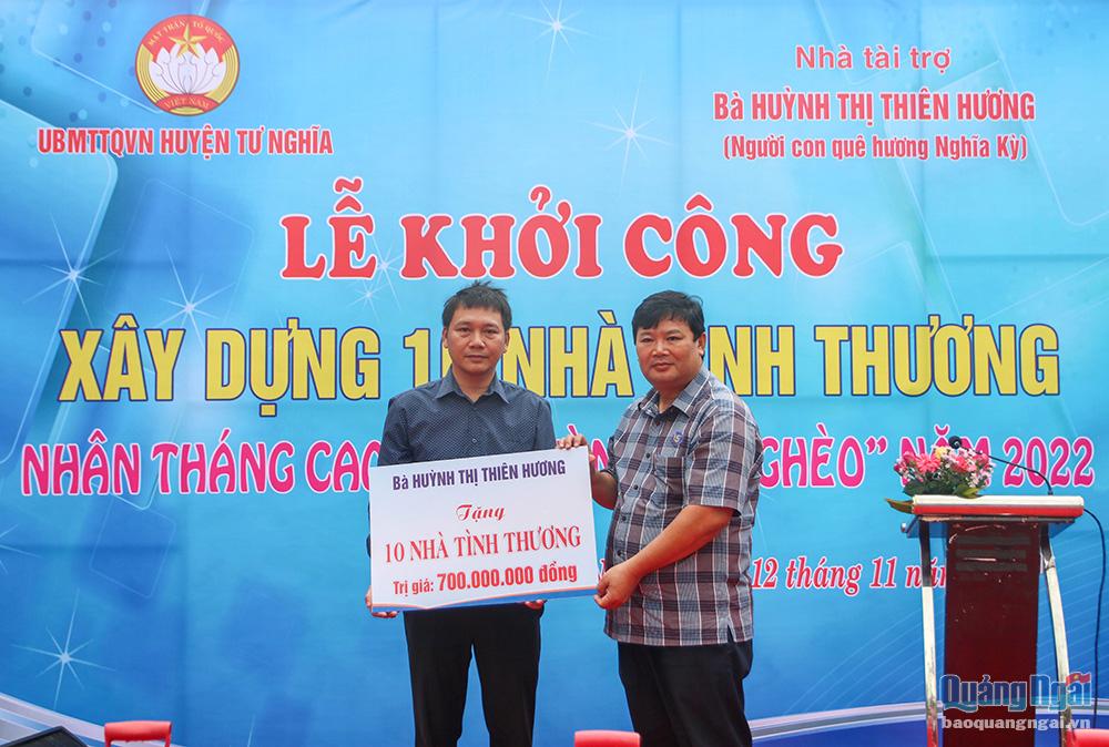 Trao bảng tượng trưng hỗ trợ xây dựng 10 Nhà tình thương với tổng kinh phí 700 triệu đồng cho Ủy ban MTTQ Việt Nam huyện Tư Nghĩa.