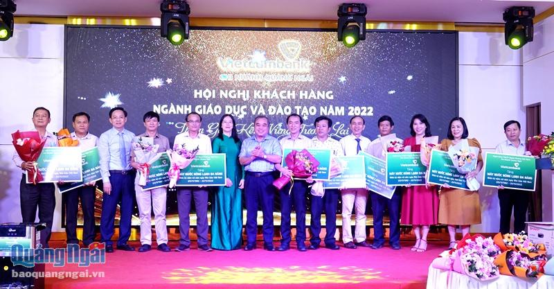 Vietcombank Quảng Ngãi tri ân khách hàng ngành Giáo dục và Đào tạo