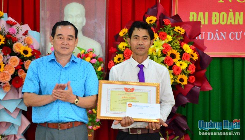 Lãnh đạo Ủy ban MTTQ Việt Nam tỉnh trao Bằng khen KDC tiêu biểu xuất sắc cho đại diện KDC Thế Lợi.