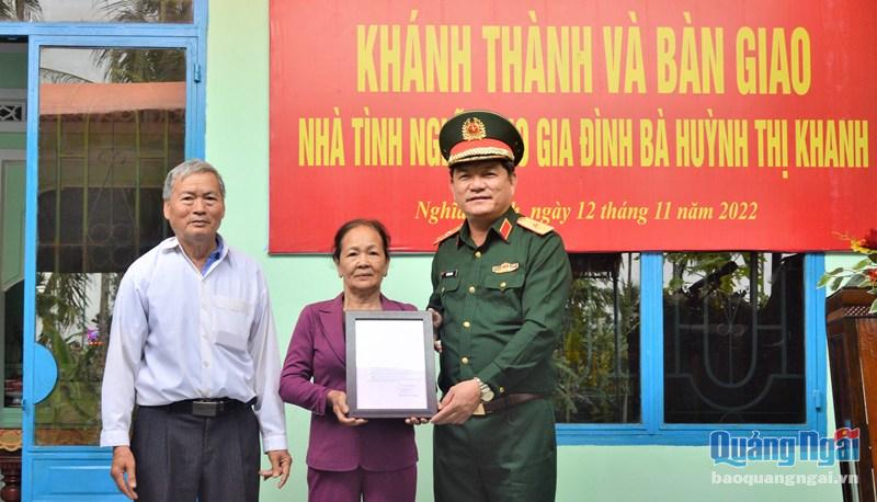 Đại diện lãnh đạo Cục Chính trị Quân khu 5 trao nhà tình nghĩa cho gia đình bà Huỳnh Thị  Khanh.