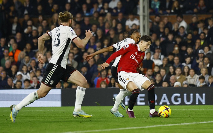 Garnacho tăng tốc qua hai hậu vệ và ghi bàn vào lưới Fulham. 