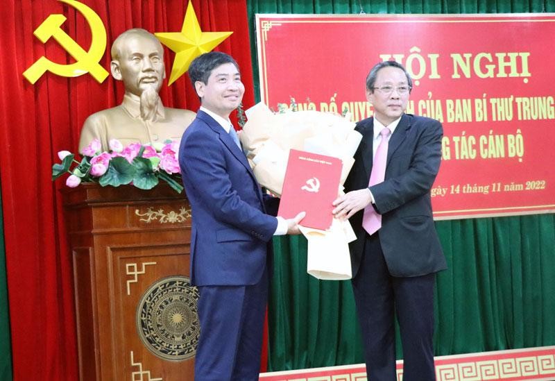 Đồng chí Hoàng Đăng Quang, Ủy viên Trung ương Đảng, Phó Ban Tổ chức Trung ương trao quyết định của Ban Bí thư cho đồng chí Tạ Anh Tuấn.