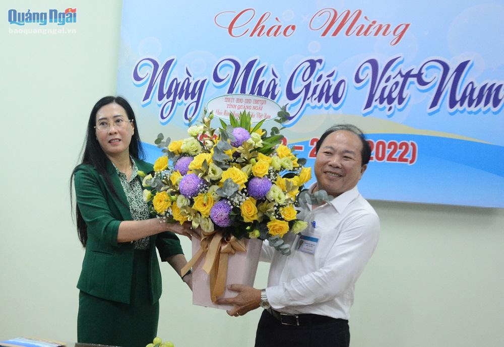 Ủy viên Trung ương Đảng, Bí thư Tỉnh ủy, Chủ tịch HĐND tỉnh Bùi Thị Quỳnh Vân tặng hoa, chúc mừng tập thể Trường THPT Trần Quốc Tuấn.