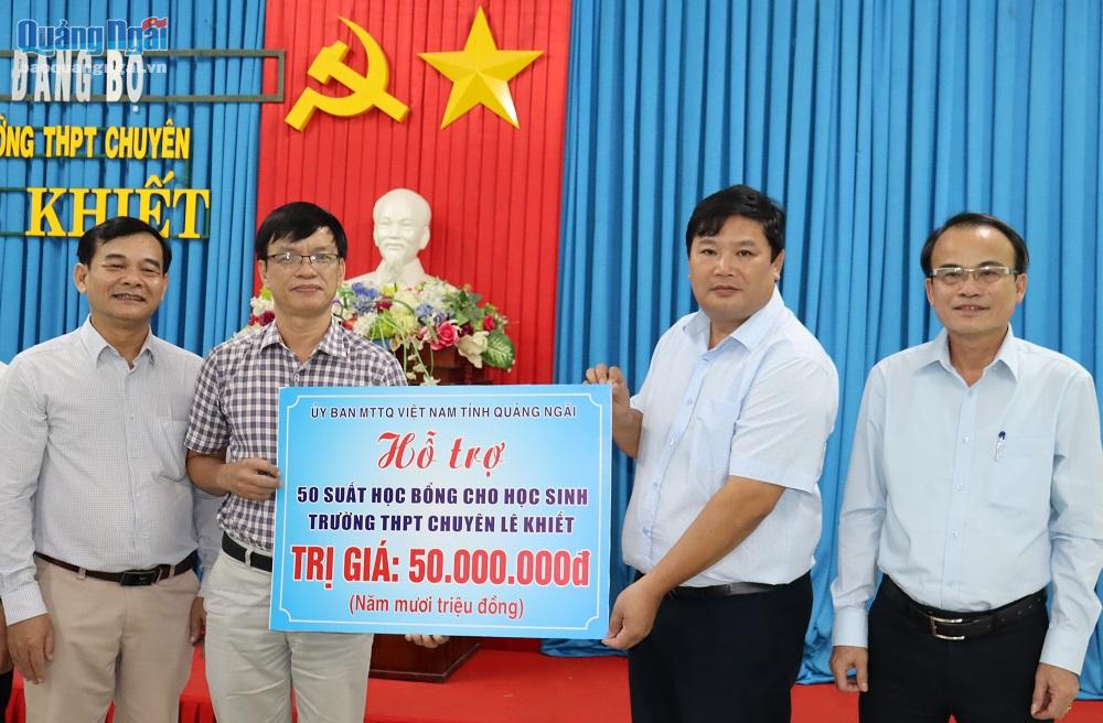 Phó Chủ tịch Ủy ban MTTQ Việt Nam tỉnh Bùi Đức Thọ trao học bổng cho học sinh các trường.