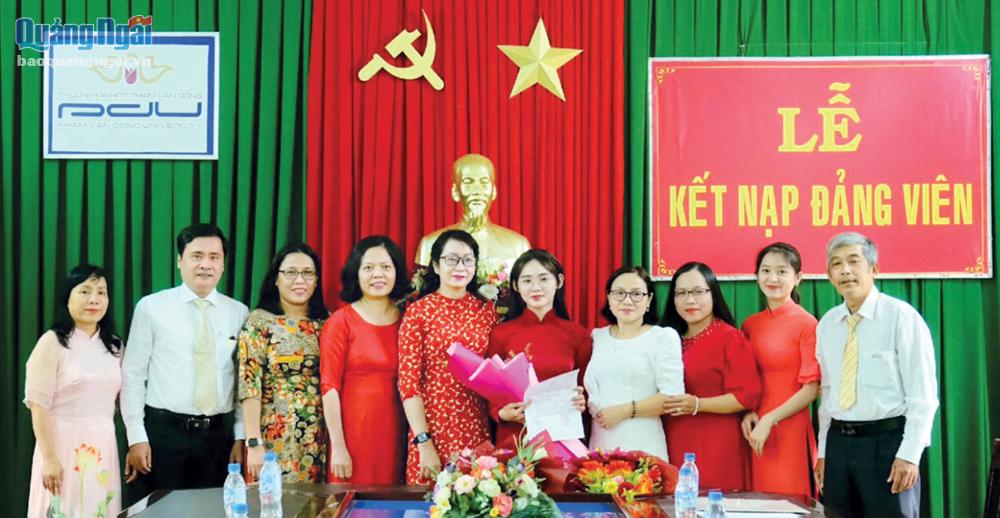 Lễ kết nạp đảng viên mới ở Chi bộ Khoa Ngoại ngữ (Trường Đại học Phạm Văn Đồng).